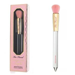 Too Faced Diamond Light Highlighting Brush